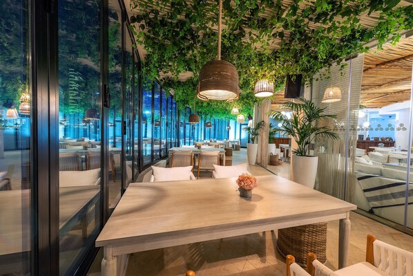 3 restaurantes; se sirven desayunos, comidas, cenas y brunch