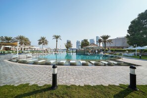 Una piscina al aire libre, cabañas de piscina gratuitas, sombrillas
