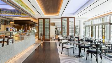 Dagelijks ontbijtbuffet (AED 100 per persoon)