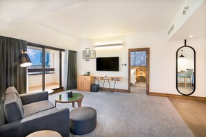 Suite Deluxe, 1 habitación | Minibar, caja fuerte, escritorio y sistema de insonorización
