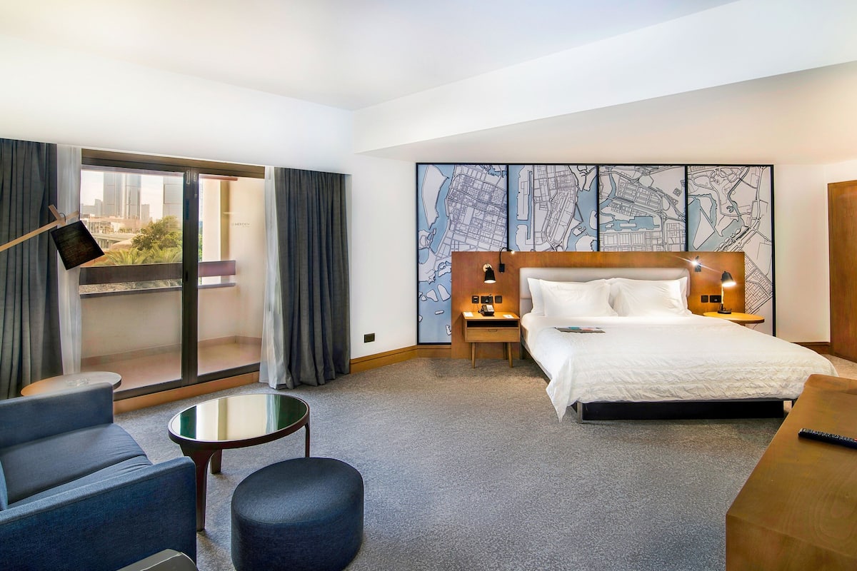 Junior Suite, 1 King Bed, Resort View | Living area
