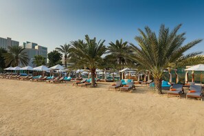 Playa privada, camastros, sombrillas y toallas de playa 