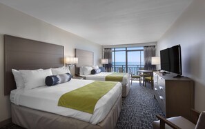 Standaard kamer, 2 queensize bedden, balkon, aan zee | Een kluis op de kamer, verduisterende gordijnen