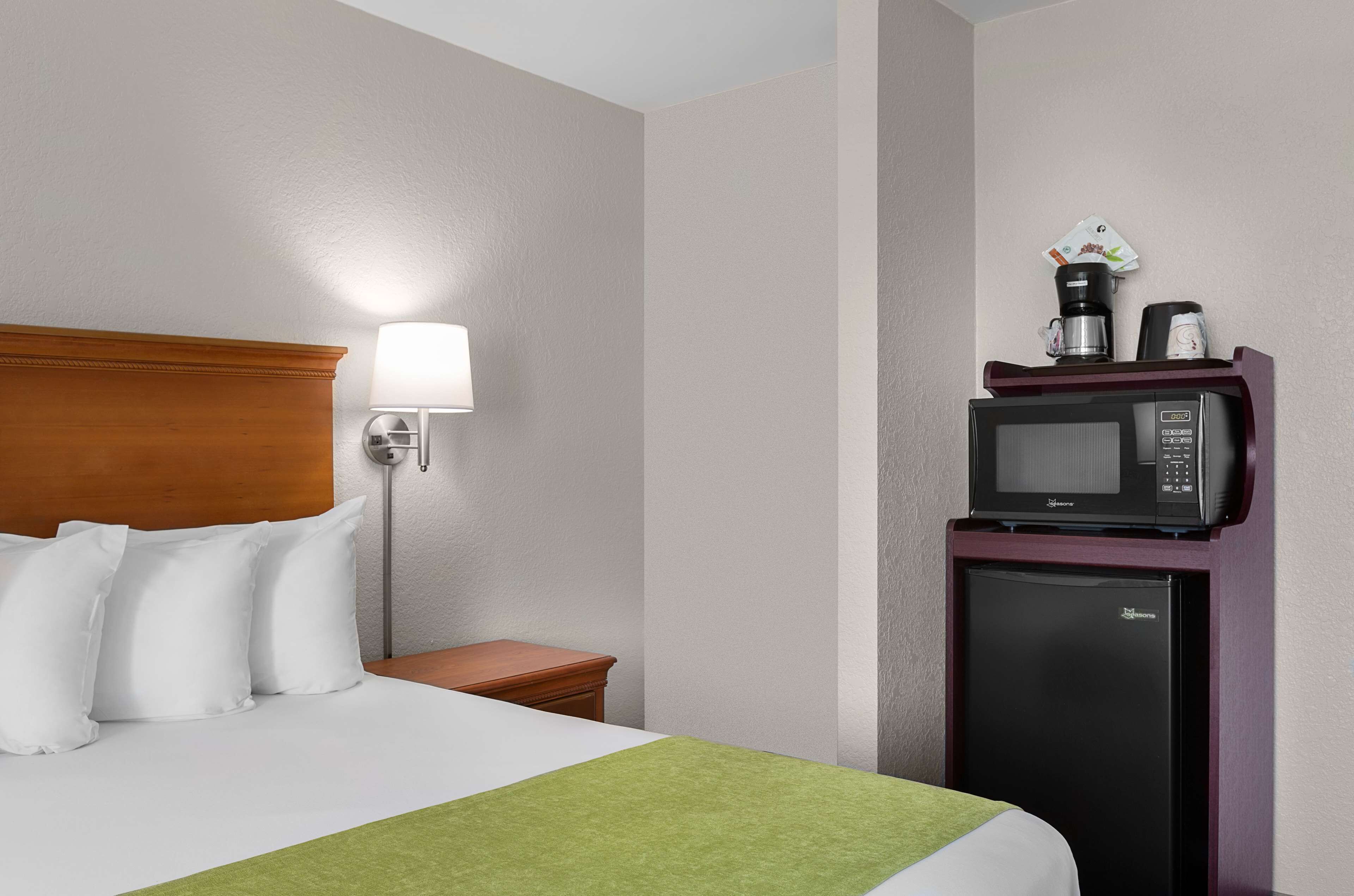 Standard Room, 1 Queen Bed, Non Smoking, Balcony | In-room safe, blackout drapes, iron/ironing board, WiFi (free)