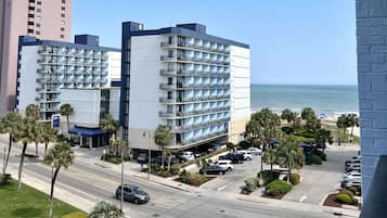 Cofres nos quartos, cortinas blackout, ferros/tábuas de passar roupa