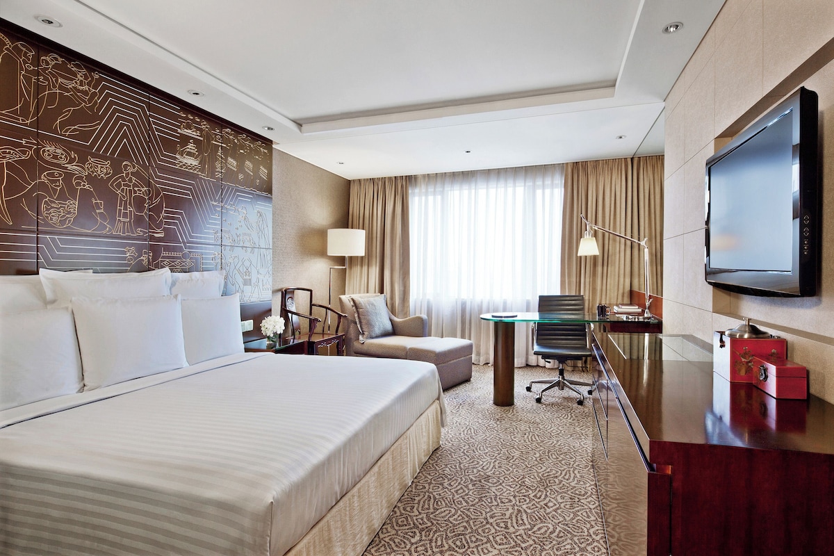 Premium bedding, minibar (some free items), in-room safe, desk