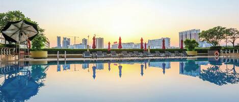 Outdoor pool, pool loungers
