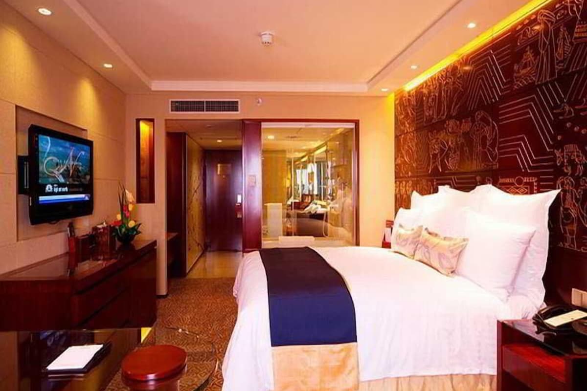 Premium bedding, minibar (some free items), in-room safe, desk