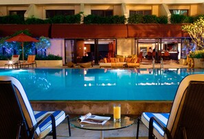 室外游泳池，日光浴躺椅