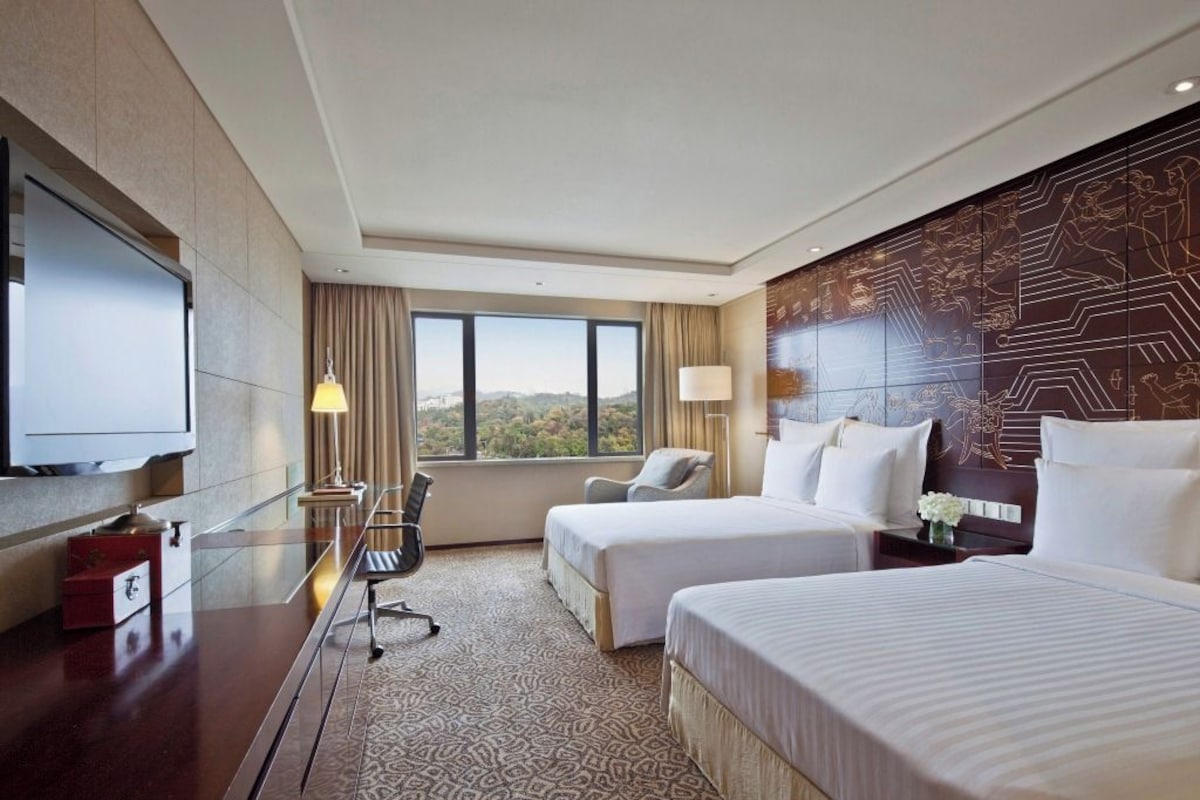 Premium bedding, minibar (some free items), in-room safe, desk