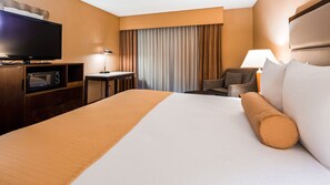 Escritorio, cortinas opacas, tabla de planchar con plancha