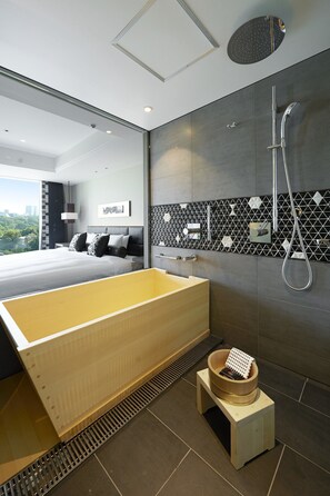 The Main Deluxe Double Room with Cypress Bath "Shin-Edo" Non-Smoking | Down comforters, in-room safe, individually furnished, desk - Hotel New Otani Tokyo The Main (Tokyo)