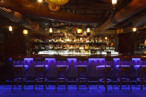 4 bars/lounges