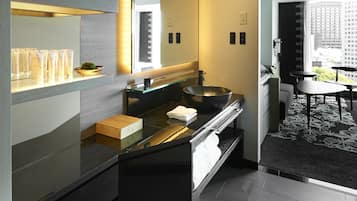 Habitación doble estándar, para no fumadores (with Cypress Bath "Shin-Edo") | Edredón, caja de seguridad en la habitación y muebles diferentes