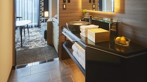 A modern bathroom with a large mirror, a sink, and a towel rack. - Hotel New Otani Tokyo The Main (Tokyo)