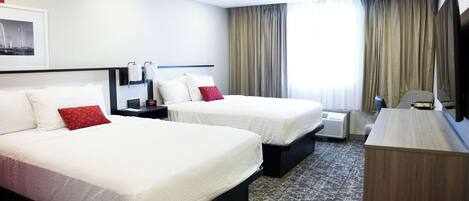 Quarto, 2 camas Queen, para não fumantes | Escrivaninha, espaço de trabalho para notebook, cortinas blackout