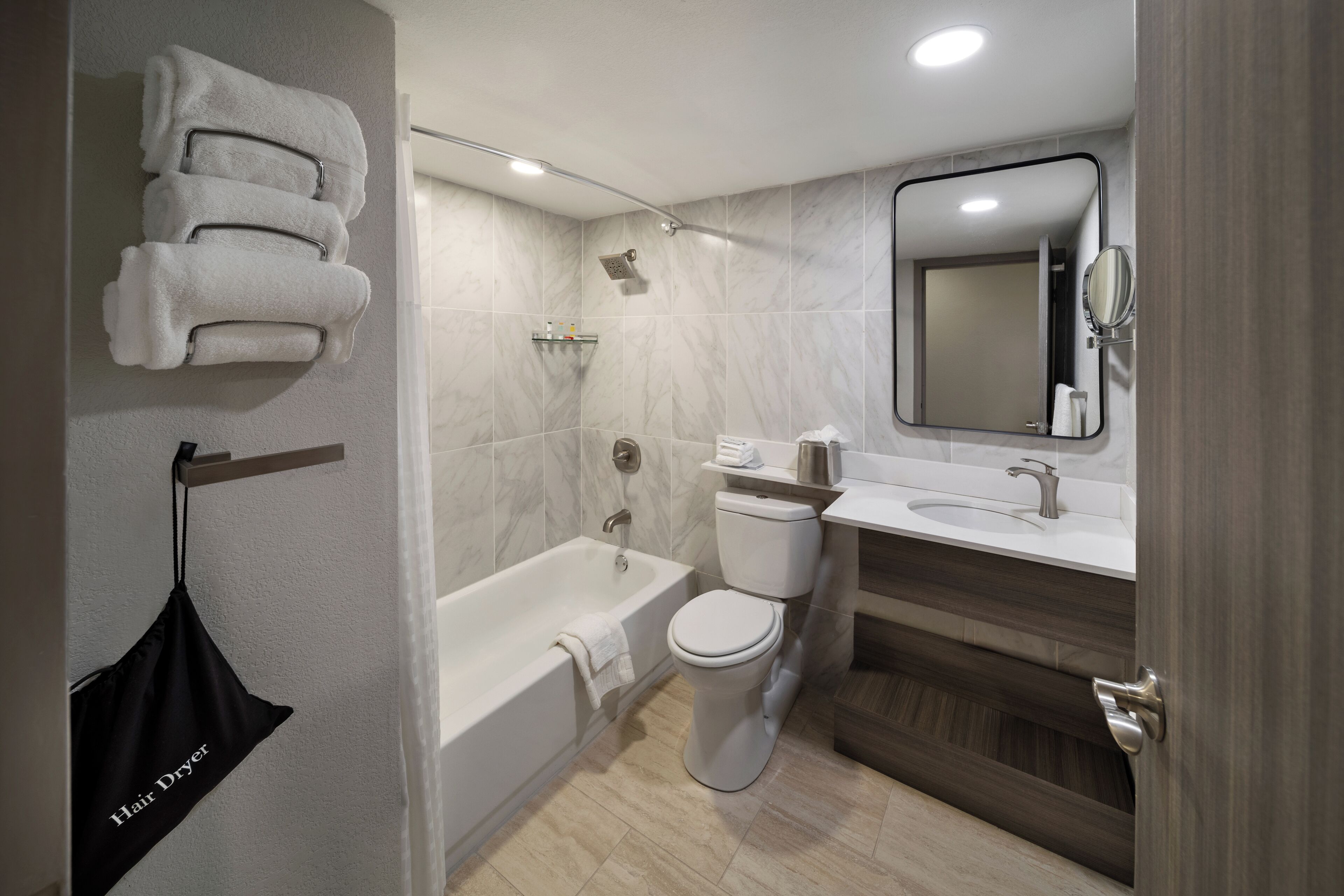 Un bagno moderno con vasca, WC e lavabo.