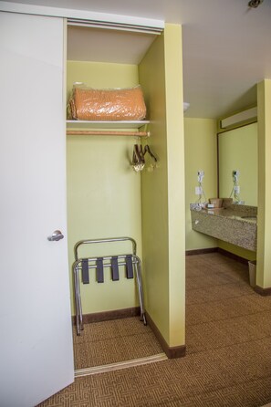 Suite, 1 cama King size, con acceso para personas discapacitadas, para no fumadores (Efficiency) | Escritorio, tabla de planchar con plancha, wifi gratis y ropa de cama 