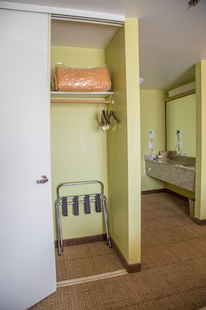 Suite, 1 King Bed, Accessible, Non Smoking (Efficiency)
