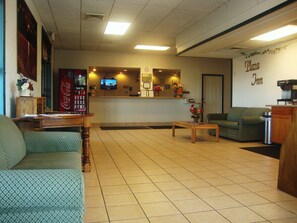 Lobby - Topeka Plaza Inn (Topeka)
