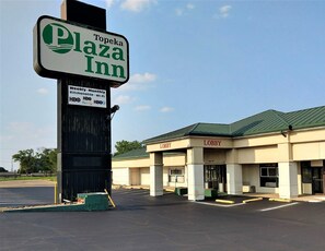 Front of property - Topeka Plaza Inn (Topeka)