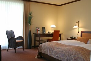 Hypo-allergenic bedding, in-room safe, desk, blackout curtains