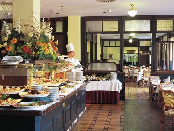 Breakfast, lunch served; international cuisine, al fresco dining 