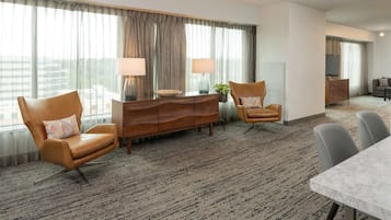 Suite - 1 kingsize-seng (2 Room) | Opholdsområde | 55-tommers LED-tv med satellitkanaler, tv, iPod-dockingstation