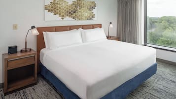 Premium-sengetøj, senge med topmadrasser, pengeskab på værelset