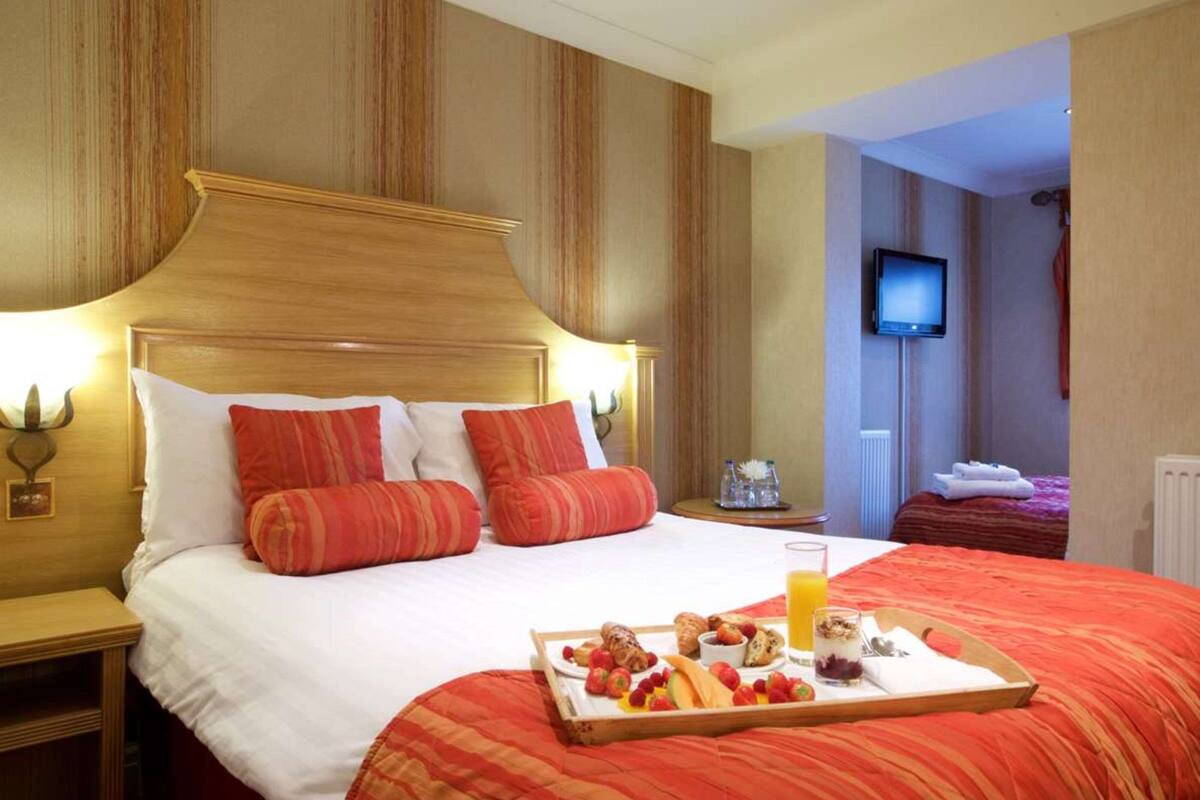 In-room safe, desk, iron/ironing board, free WiFi