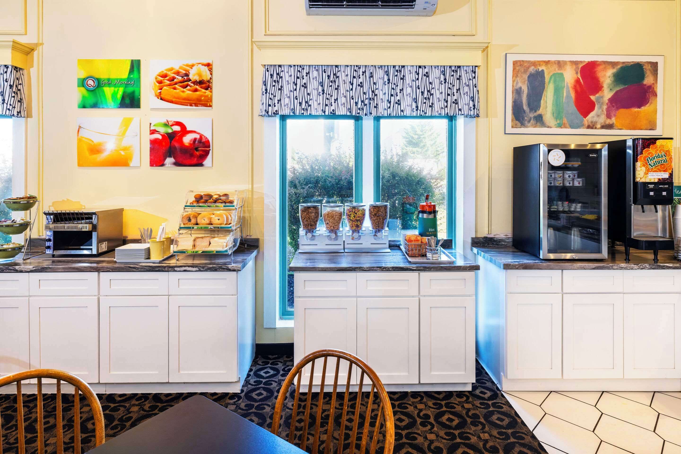 free daily cooked-to-order breakfast