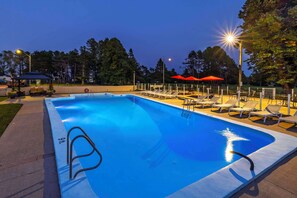 Seasonal outdoor pool, pool umbrellas, sun loungers - Quality Inn & Suites Garden of the Gulf (Summerside)