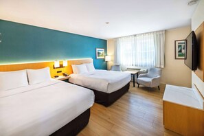 Quarto, 2 camas Queen, para não fumantes (Upper Floor) | Camas com colchões pillow-top, escrivaninha