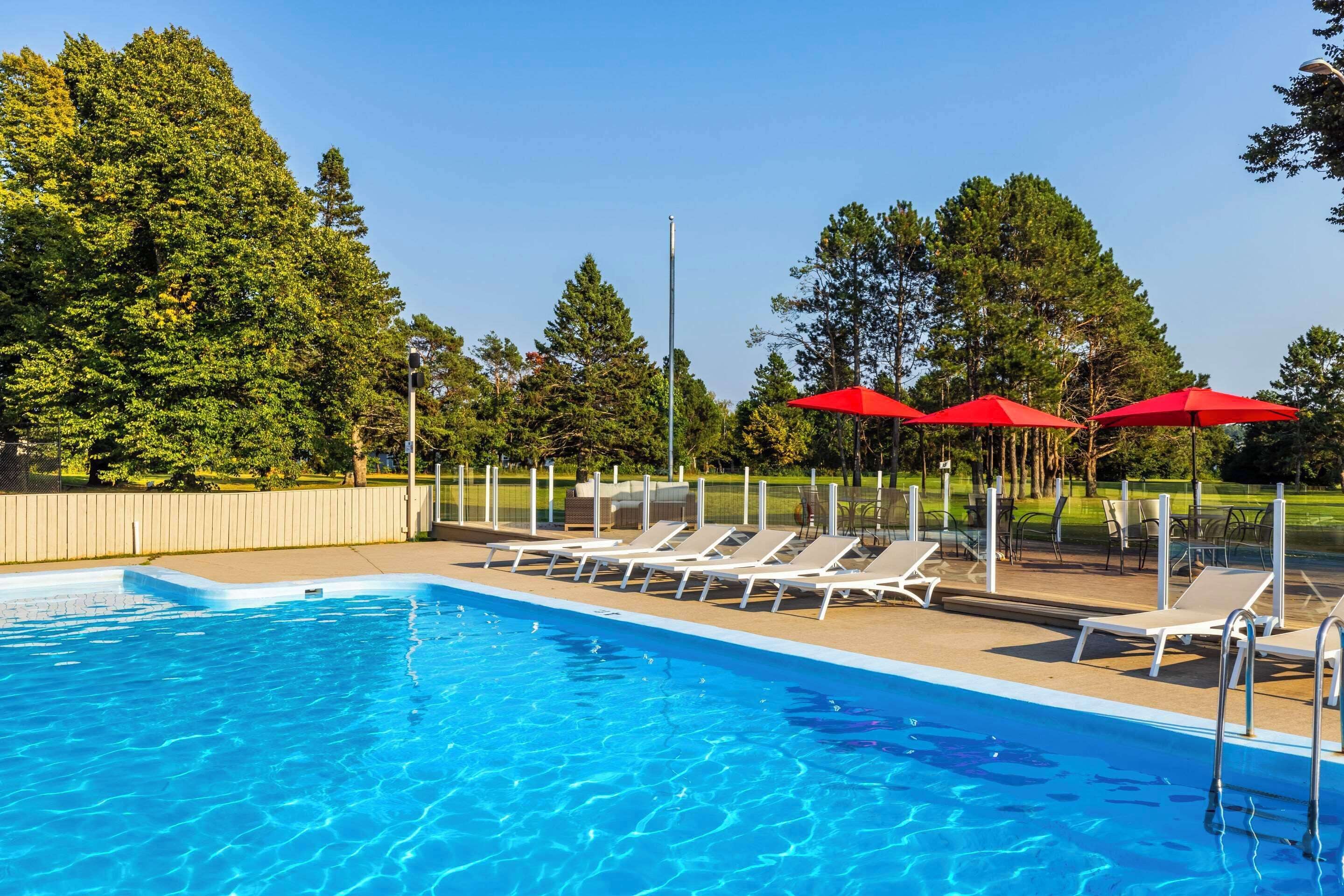 Außenpool (je nach Saison geöffnet), Sonnenschirme, Liegestühle