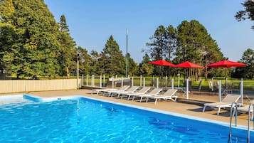 Außenpool (je nach Saison geöffnet), Sonnenschirme, Liegestühle