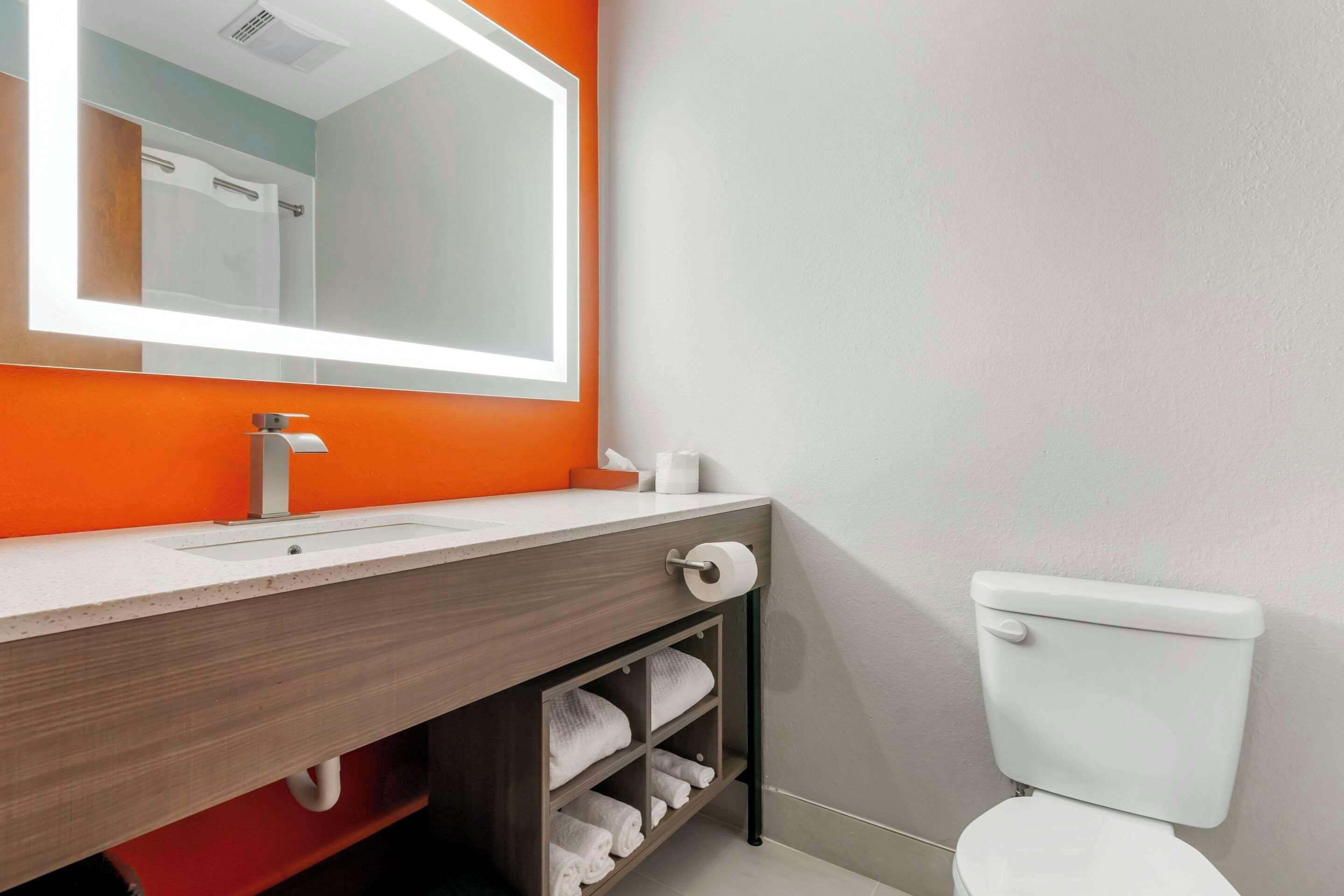 standard room, 1 king bed, non smoking | egyptian cotton sheets, premium bedding, pillow-top beds, desk