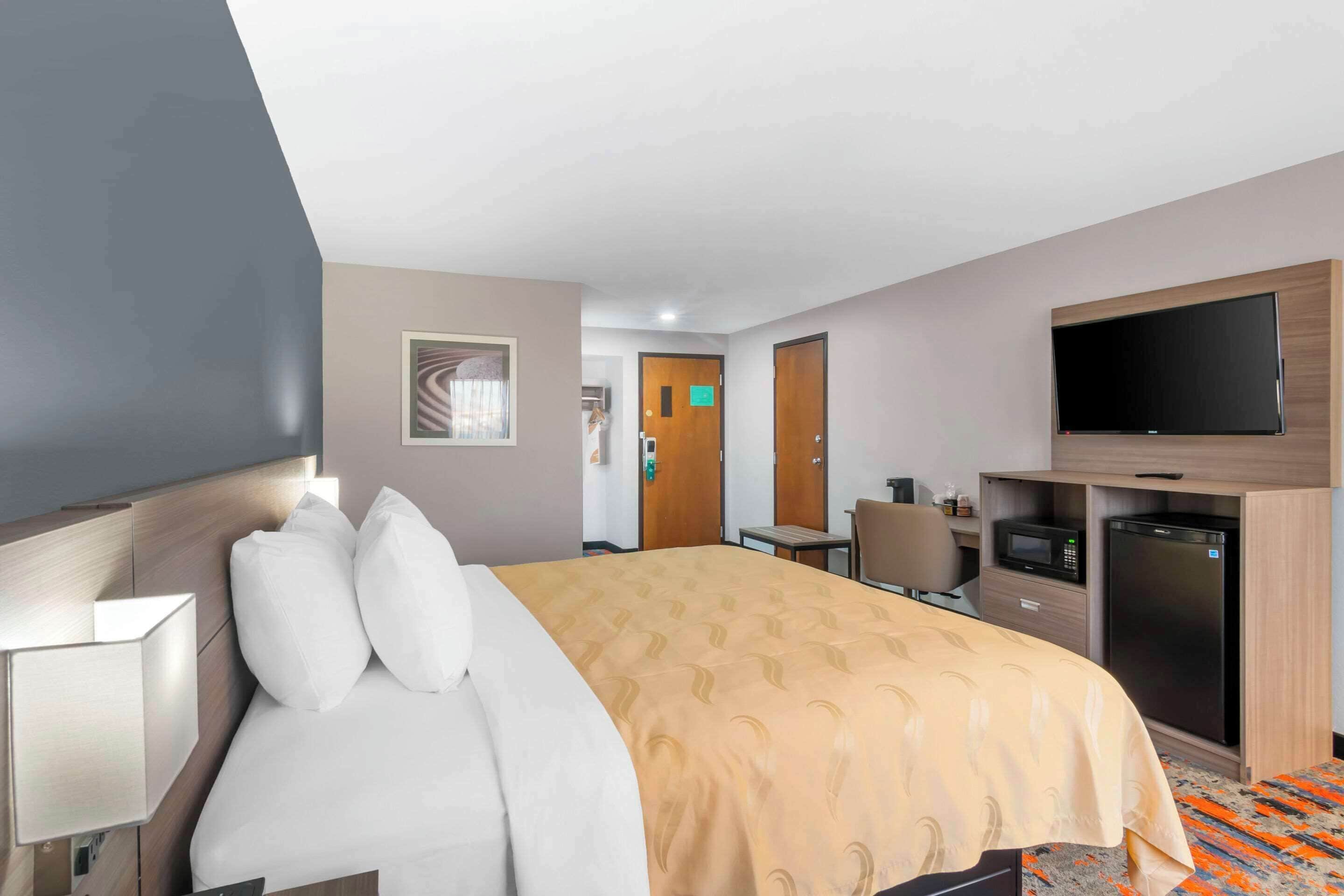 standard room, 1 king bed, non smoking | egyptian cotton sheets, premium bedding, pillow-top beds, desk