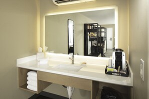 Ducha y bañera combinadas y artículos de higiene personal gratuitos