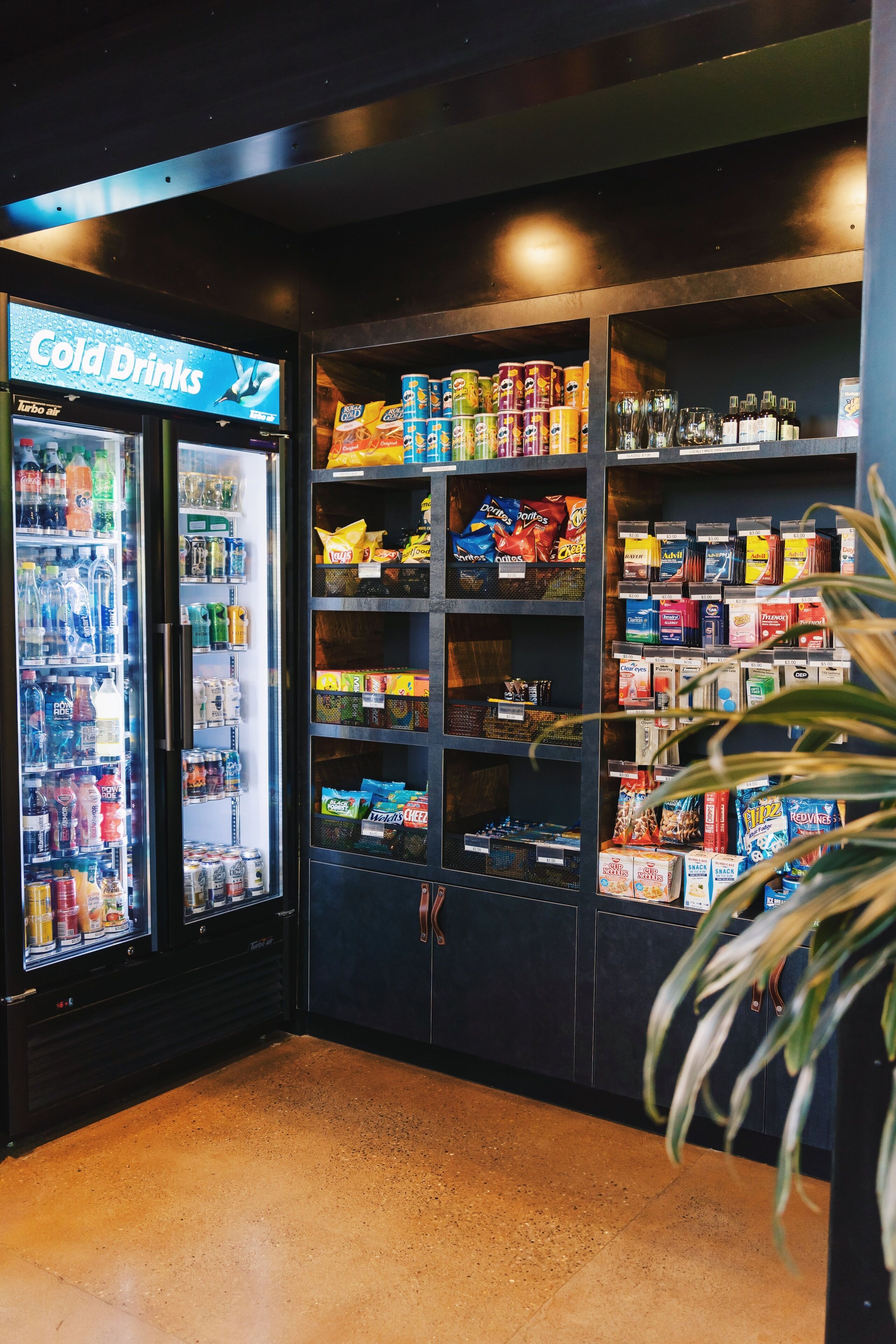 Een automaat met diverse koude drankjes en snacks.