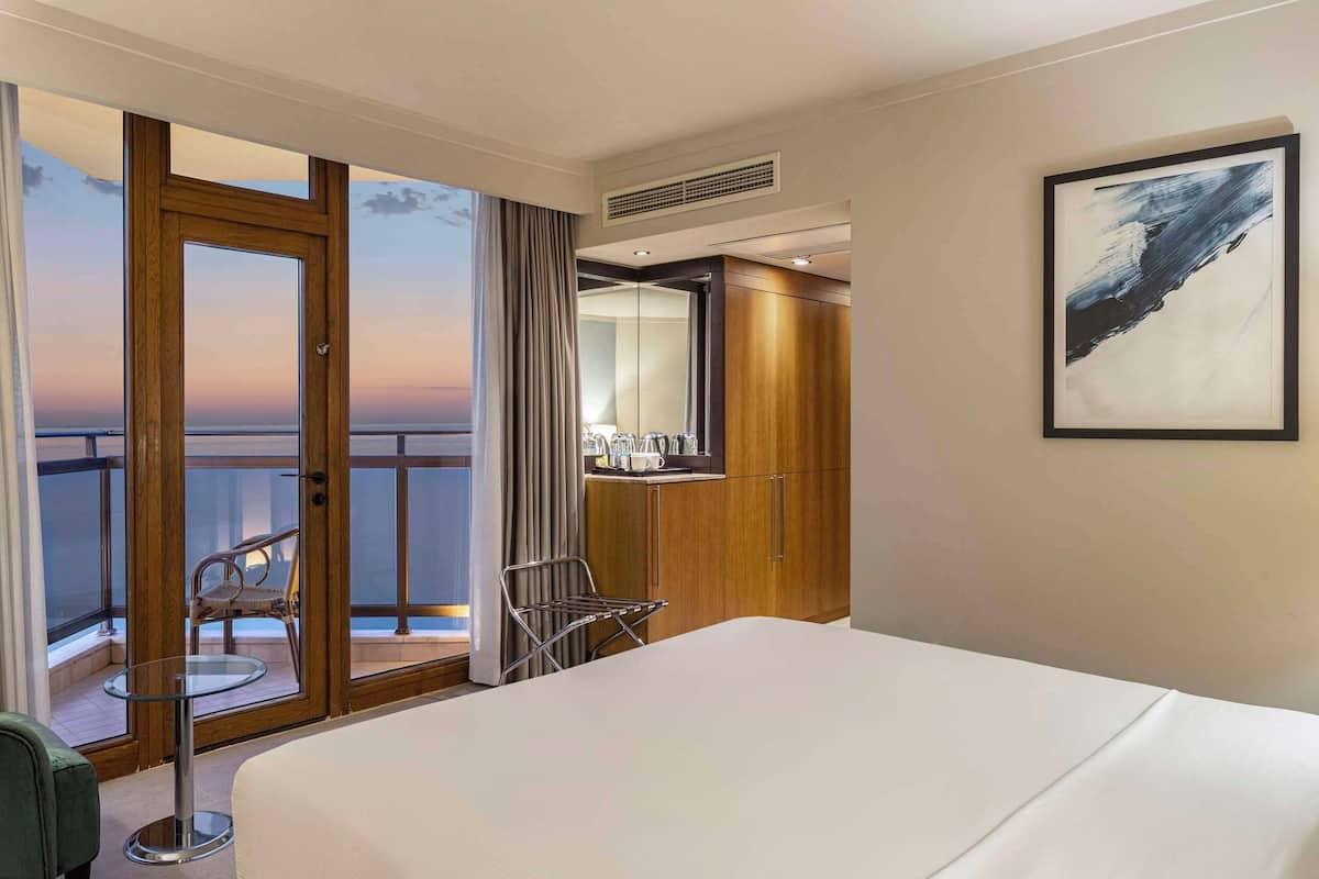 Deluxe Room, 1 King Bed (Panoramic) | 1 bedroom, minibar, in-room safe, desk