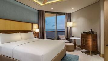 Minibar, Zimmersafe, Schreibtisch, Verdunkelungsvorhänge