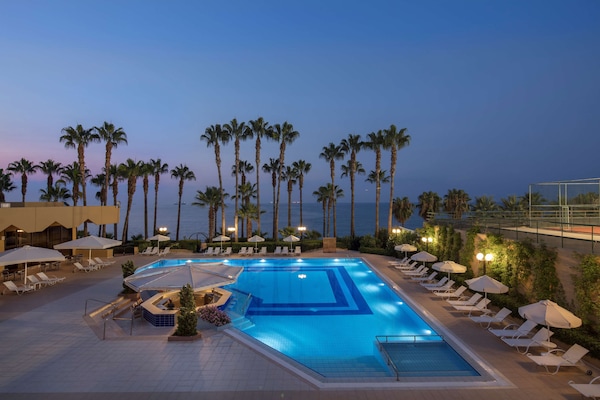 Piscina a l'aire lliure de temporada, para-sols i gandules