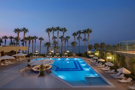 Alberca al aire libre por temporada y sombrillas en la alberca