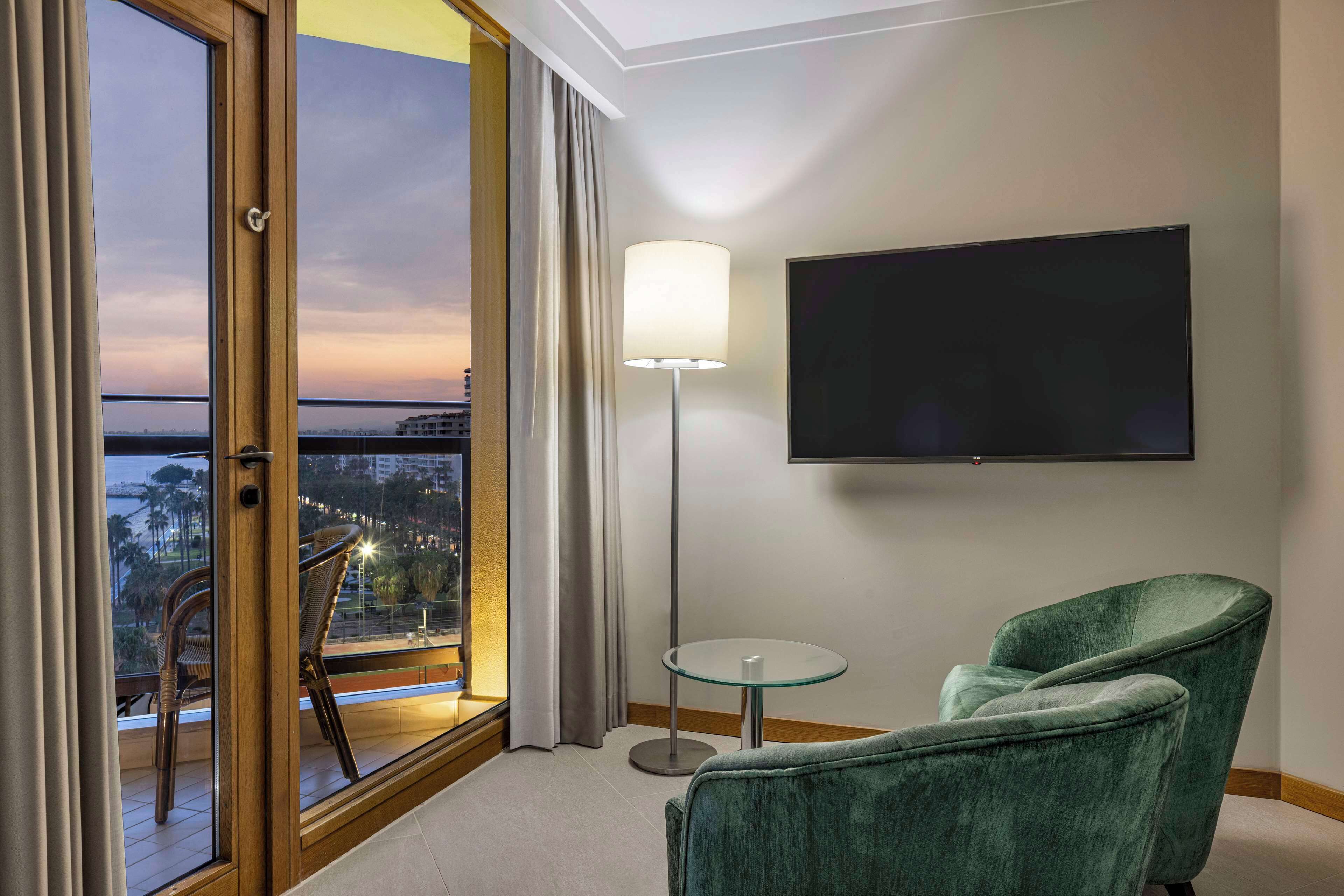 deluxe suite, 1 king bed, sea view | 1 bedroom, minibar, in-room safe, desk