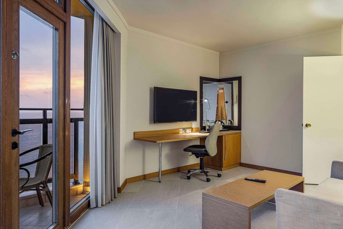 Deluxe Suite, 1 King Bed, Sea View | 1 bedroom, minibar, in-room safe, desk