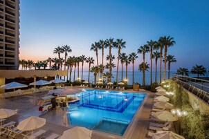 季节性开放的室外游泳池，池畔遮阳伞，日光浴躺椅