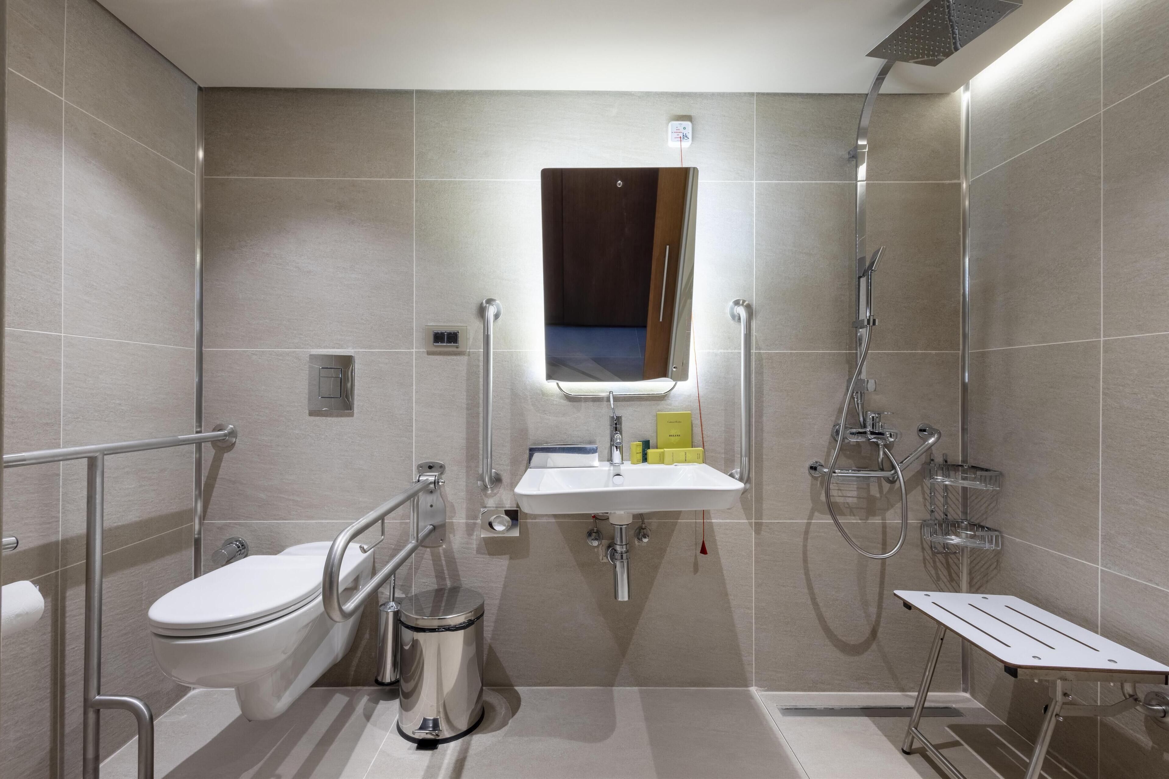 Un baño moderno con inodoro, bidé, lavabo y ducha.