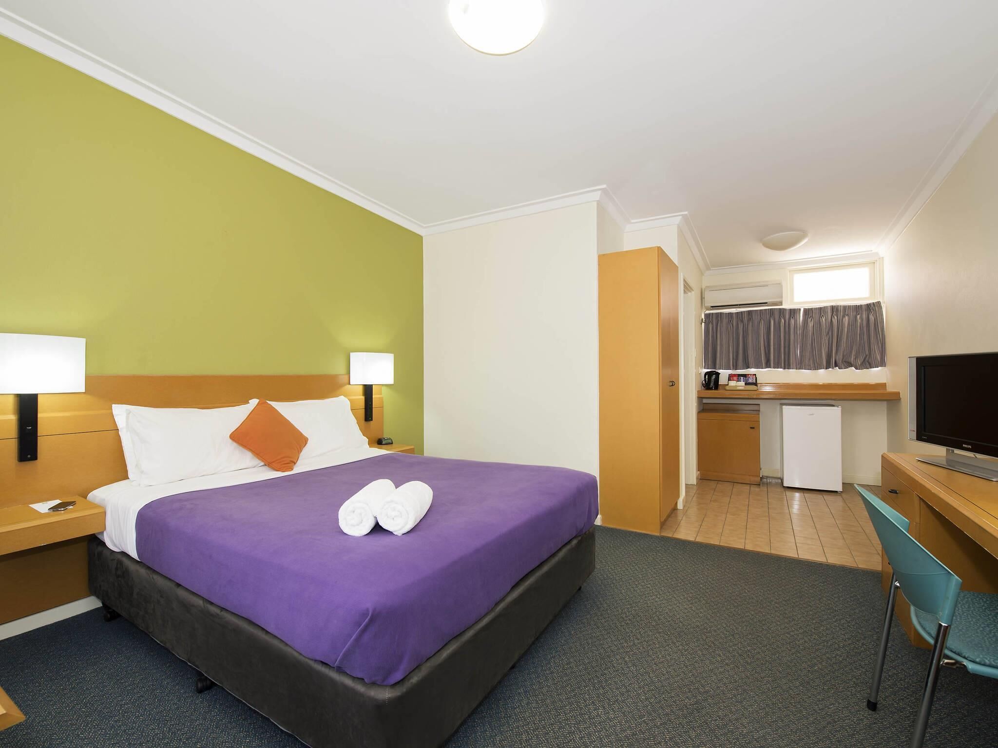 Standard Room, 1 Queen Bed | Desk, iron/ironing board, free cribs/infant beds, free WiFi