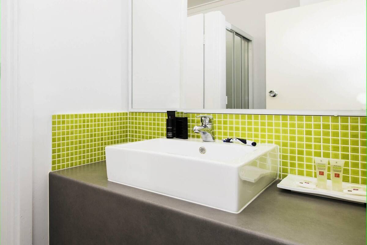 Bureau, fer et planche à repasser, lits bébé (gratuits), Wi-Fi gratuit