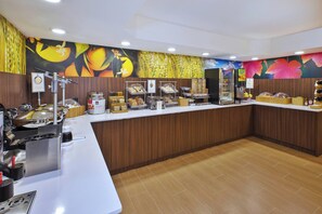 Free daily continental breakfast  - Fairfield by Marriott Inn & Suites Herndon Reston (Herndon)